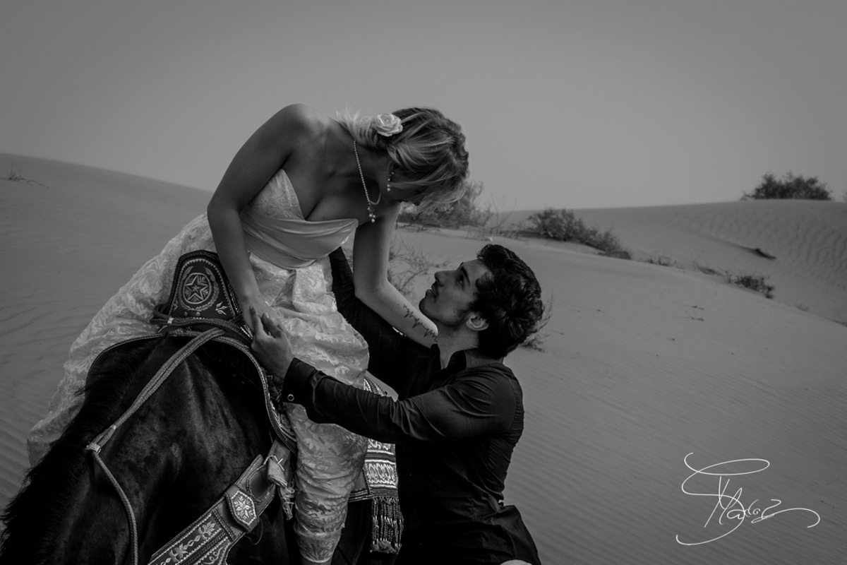 Desert Love Couple in the Arabian Desert, Photo Saskia Marloh