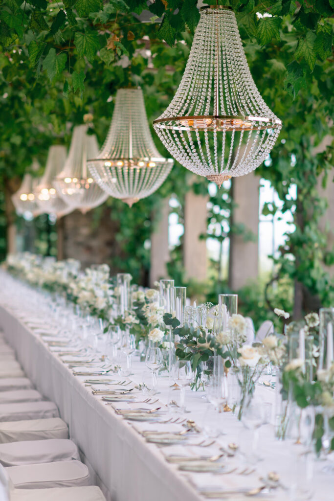 Lange Hochzeitstafel, italienische Hochzeit, Hochzeitsfotografin auf Burg Schwarzenstein