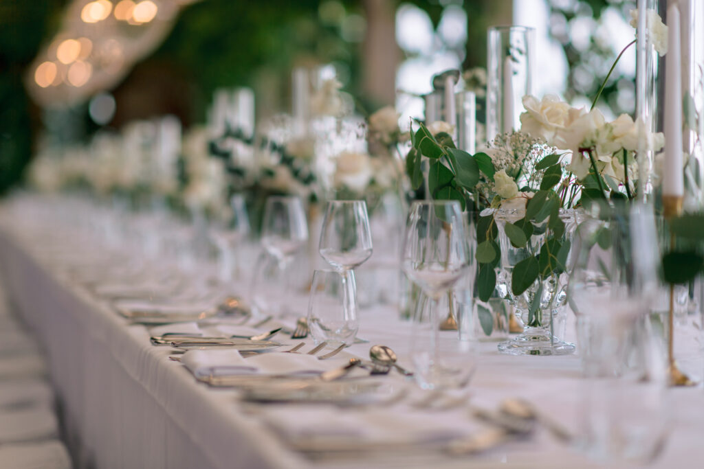 Lange Hochzeitstafel, Hochzeitsfotografin auf Burg Schwarzenstein