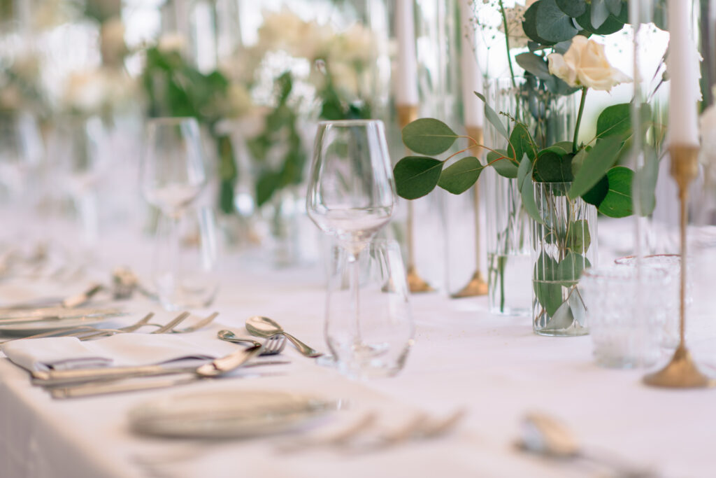 Lange Hochzeitstafel, Hochzeitsfotografin auf Burg Schwarzenstein